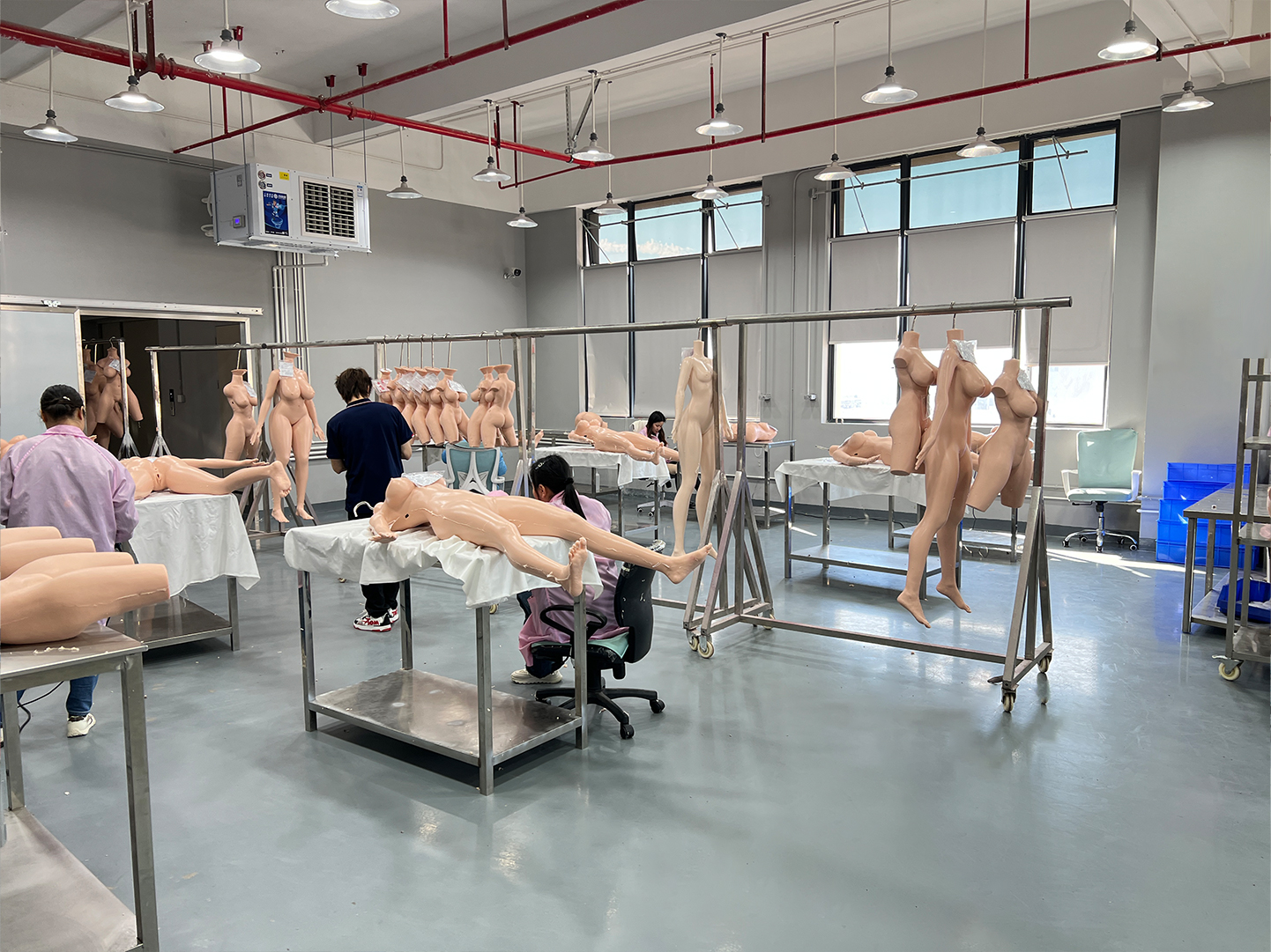 Assembly and finishing workshop for companion dolls